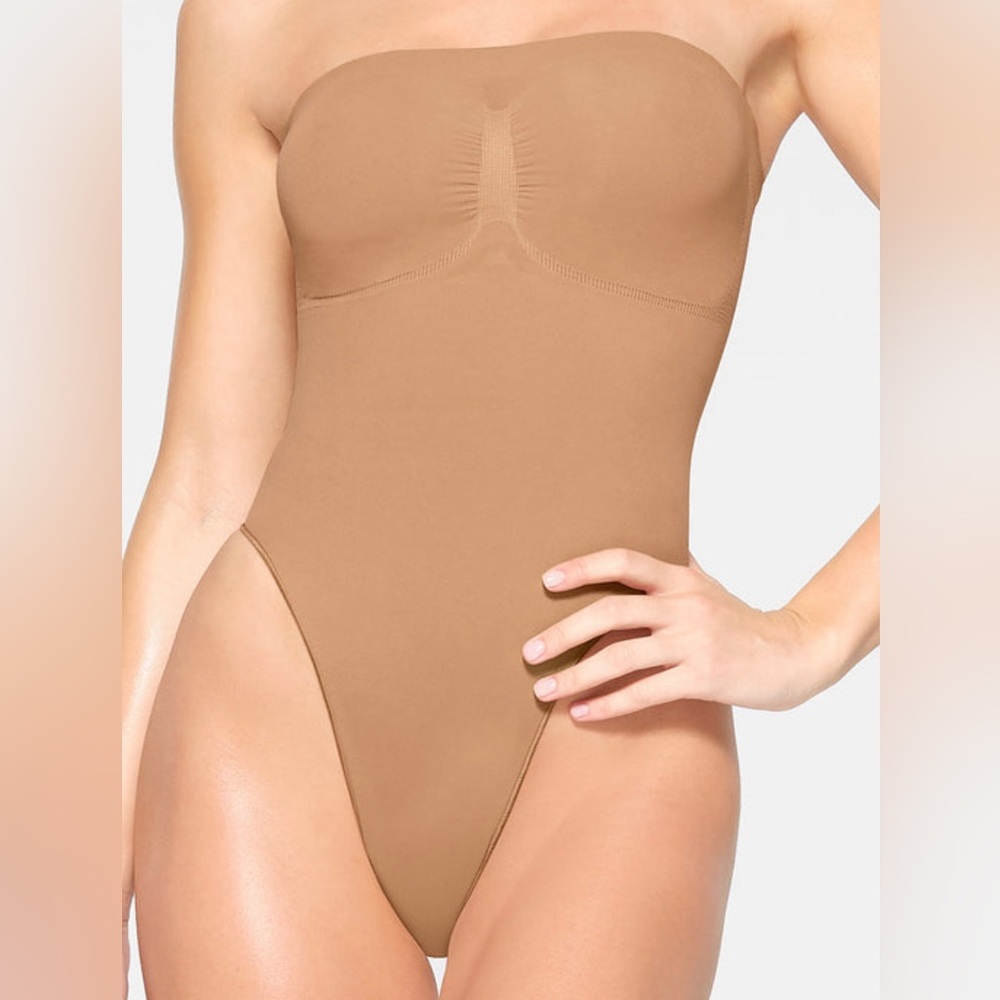 SKIMS Seamless Sculpt Strapless Thong Bodysuit - Ochre XL